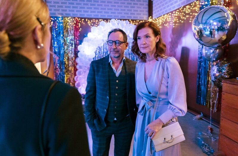 Die Moosbacher Vera (Julika Jenkins, r) und Oliver (Thorsten Merten) finden, dass Bettina (Anke Engelke, l) auf der örtlichen Silvesterparty nichts zu suchen hat. – Bild: WDR/btf GmbH/Niels-Jonas Simons Die Moosbacher Vera (Julika Jenkins, r) und Oliver (Thorsten Merten) finden, dass Bettina (Anke Engelke, l) auf der örtlichen Silvesterparty nichts zu suchen hat. – Bild: WDR/btf GmbH/Niels-Jonas Simons