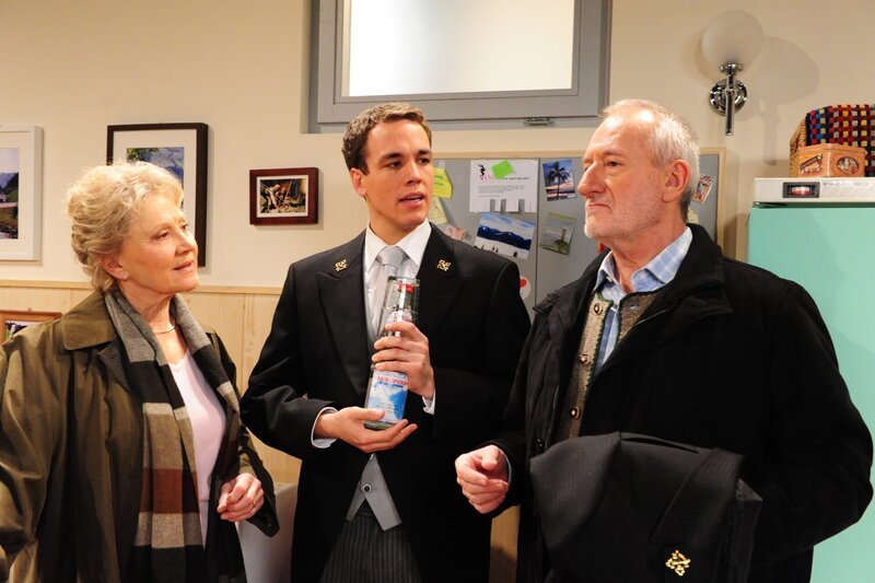 (v.l.n.r.) Hildegard (Antje Hagen); Xaver (Jan van Weyde); Alfons (Sepp Schauer) – Bild: ARD /​ Ann Paur