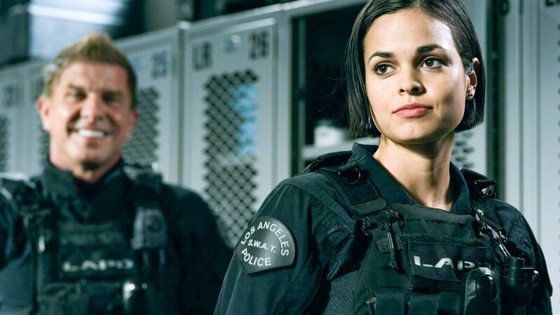 Kenny Johnson (Dominique Luca), Lina Esco (Christina Alonso). – Bild: ORF/​Sony Pictures/​CBS/​Screen Grab