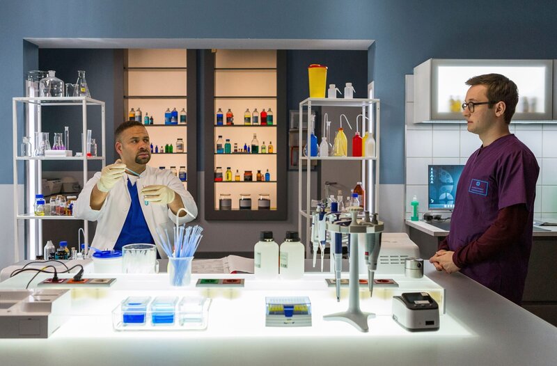 Olli (Arne Kertész, r.) teilt seine Diagnose des Patienten mit Dr. Moreau (Mike Adler, l.). – Bild: ARD/​Tom Fülle