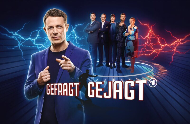 Im Bild (v.l.n.r.): Moderator Alexander Bommes mit den Jägern und Jägerinnen Sebastian Jacoby, Manuel Hobiger, Annegret Schenkel, Sebastian Klussmann und Adriane Rickel. – Bild: MDR/​ARD/​Thomas Leidig, Uwe Ernst, Artwork: BDA Creative