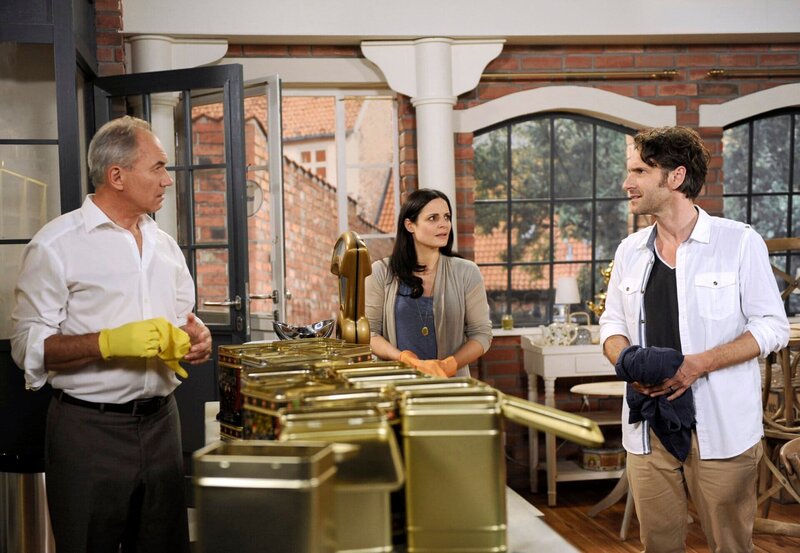 ARD ROTE ROSEN FOLGE 1327, am Freitag (24.08.12) um 14:10 Uhr im ERSTEN. Als Clemens (Falk-Willy Wild, r.) erfährt, dass Roman (Johannes Terne, l.) vorübergehend bei Susann (Elisabeth Lanz, M.) übernachtet, kann er seine Enttäuschung kaum verbergen. – Bild: ARD/​Nicole Manthey