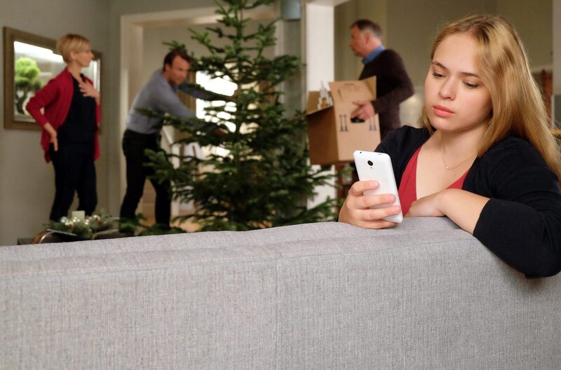 Während die drei Freunde Roland (Thomas Rühmann, hi. re.), Kathrin (Andrea Kathrin Loewig, hi. li) und Martin (Bernhard Bettermann, hi. mi.) mit vereinten Kräften das Weihnachtsfest vorbereiten, bekommt Lisa (Ella Zirzow, re.) eine traurige Nachricht von ihrem Freund Nils. – Bild: MDR/​Sebastian Kiss