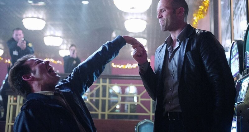 Keine Schusswaffen: Nick Wild (Jason Statham, r.) bleibt seinen Prinzipien treu und kennt genügend Mittel, um sich gegen seine Gegner zu wehren … – Bild: RTL /​ Disney Enterprises, Inc.