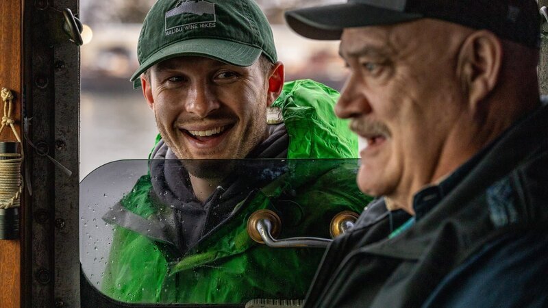Keith at the helm, Wizard deckhand Cody standing next to the window outside of the wheelhouse. – Bild: 2024 Warner Bros. Discovery, Inc. or its subsidiaries and affiliates. All rights reserved.