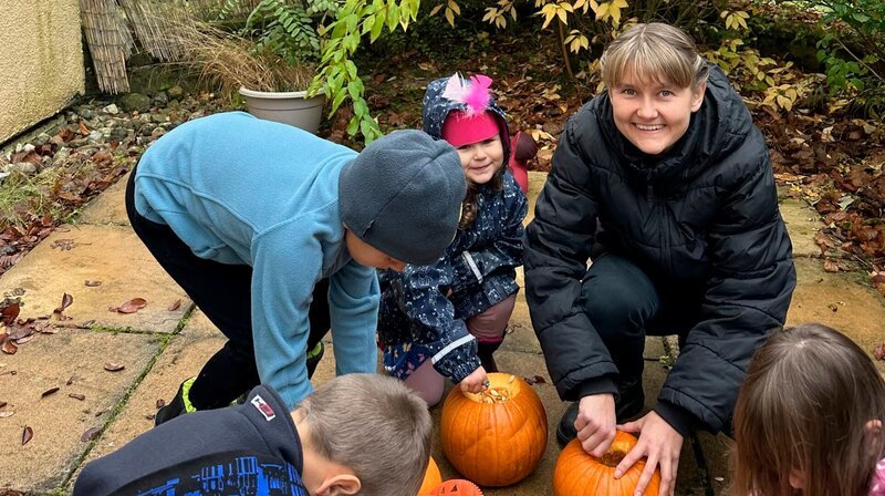 Bis Weihnachten ziehen noch weitere Kinder bei der frisch gebackenen Kinderdorfmutter Lucie ein. Sie wird in Kürze, neben ihrer eigenen Tochter, für sieben Kinder Pflegemama sein. – Bild: SWR