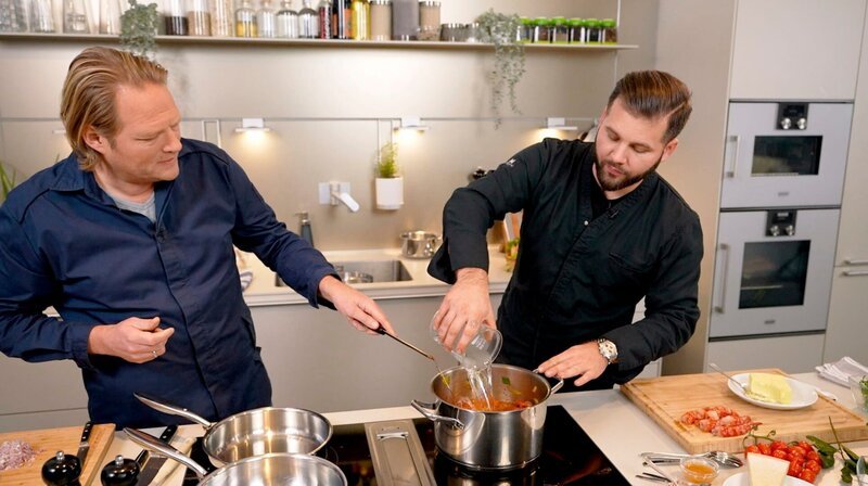 Butter in der Spitzengastronomie: Björn Freitag (l) und Sternekoch Phillip Schneider (r) verraten drei Rezepte in unterschiedlichen Schwierigkeitsstufen. – Bild: WDR/​solisTV/​Joshua Stolz