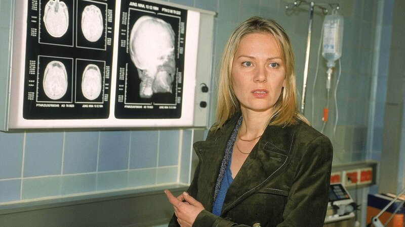 Eva (Antje Schmidt) erhält die Nachricht, dass ihre Tochter einen Tumor hat. – Bild: RTL /​ Kathrin Knoke