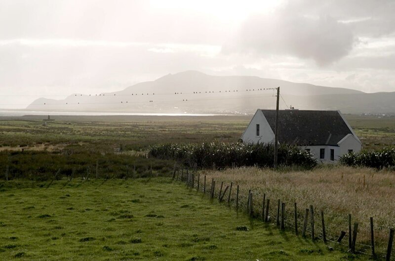 In ihrem Buch „Das dritte Licht“ erzählt die Autorin Claire Keegan von den Schicksalen der Frauen, die im Irland der 80er Jahre versuchten, familiären und religiösen Zwängen zu entkommen. – Bild: Elephant Doc