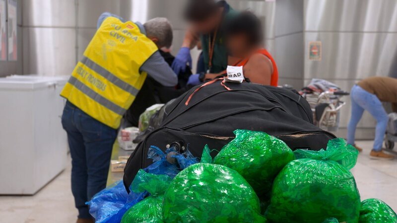 Grenzbeamte in Zivil haben am Flughafen Madrid-Barajas eine Frau im Visier, die von Moskau aus über Frankfurt nach Spanien geflogen ist. Die Passagierin verhält sich auffällig und auf dem Bildschirm des Scanners bei der Gepäckkontrolle bestätigt sich der Verdacht. Die rechteckigen Formen im Koffer lassen darauf schließen, dass die Dame illegal Zigaretten ins Land schmuggeln will. In Barcelona droht derweil dem Fahrer eines Lieferwagens Ungemach. Der Mann hat Teile seiner Ladung nicht beim Zoll deklariert und muss deshalb mit einer Anzeige rechnen. – Bild: Discovery Communications. /​ CINE NATURALEZA Y TELEVISION S.L /​ Discovery Communications.
