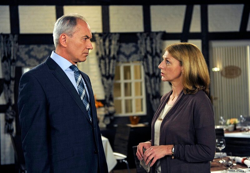 Regina (Christine Wilhelmi, r.) rät Roman (Johannes Terne, l.) in Lüneburg zu bleiben und um Susann zu kämpfen. – Bild: ARD/​Nicole Manthey