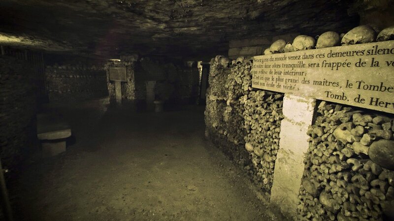 Bis zu Beginn des 19. Jahrhunderts sind die Gebeine von etwa 6 Millionen Pariser Einwohnern in die Katakomben überführt worden. – Bild: Like A Shot /​ TCB Media Rights /​ WeltN24 GmbH /​ WELT