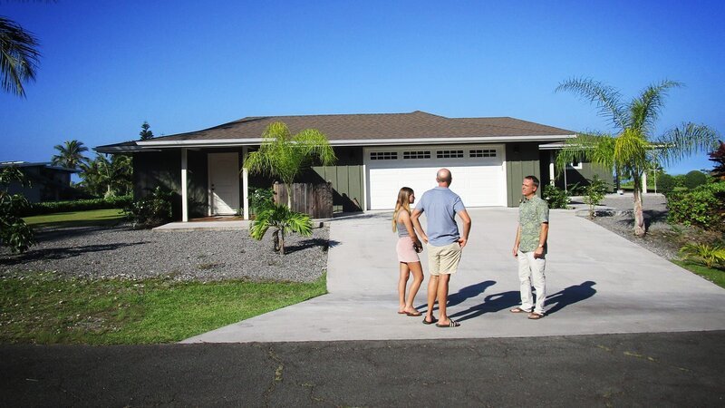 Per Zufall fand Andy einen neuen Job auf Hawaii. Mit seinen beiden Töchtern zieht er auf die größte der Inselgruppen, um ihnen ein aktives Leben am Meer zu ermöglichen. Die Familie wünscht sich ein zeitgemäßes Haus in der Nähe der Stadt mit einem tropischen Garten und Obstbäumen. Ihr Makler präsentiert ihnen verschiedene Optionen. – Bild: HGTV