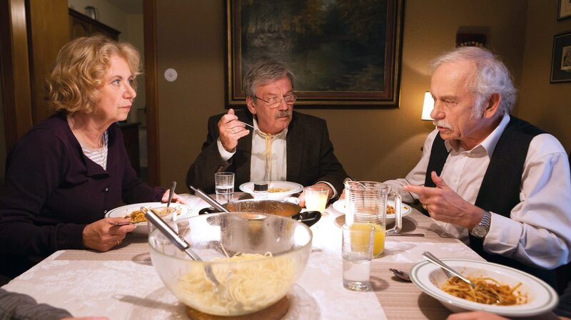 Streit beim Familienessen: Günter (Wolfgang Winkler, M.) und Edwin (Tilo Prückner, r.) diskutieren ihren Fall, Heidrun (Verena Plangger, l.) ist sauer. – Bild: ARD/​Kai Schulz