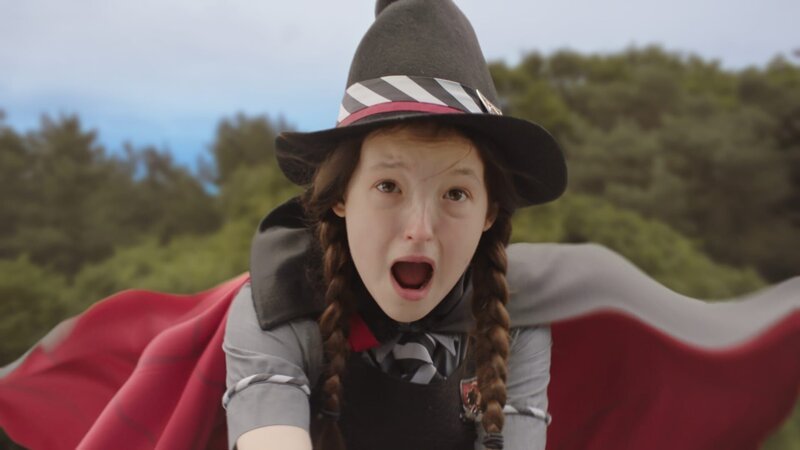 Mildred (Bella Ramsey) droht abzustürzen! Bis eben hatte sie noch die Kontrolle über den Besen, doch jetzt macht der Besen, was er will. – Bild: ZDF/​BBC/​ZDF Enterprises
