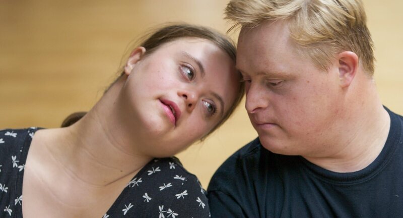 Johanna und Raphael beim Tanz. – Bild: ORF/​Nikolaus Geyrhalter Film