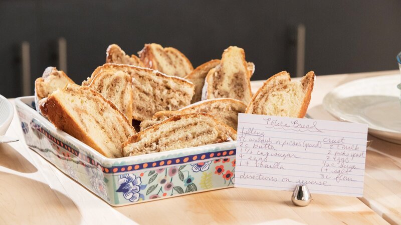 Für ihre nächste Einladung hat sich Giada De Laurentiis etwas Besonderes ausgedacht: Jeder Gast bringt ein Gericht nach dem Rezept der Großmutter mit! Die Gastgeberin selbst bereitet zwei kreative Salate, eine Bratpfannen-Lasagne und amerikanischen Punsch zu. – Bild: HGTV