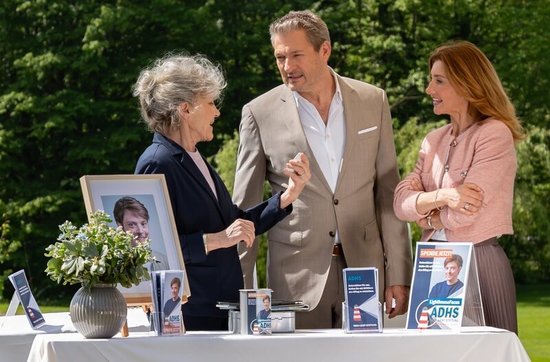 Christoph (Dieter Bach, M. mit Antje Hagen, l. und Daniela Kiefer, r.) erfährt, dass Lale nicht zum Golfturnier kommen wird und macht sich Sorgen um sie. – Bild: ARD/​WDR/​Thomas Neumeier