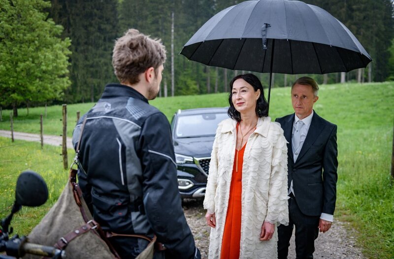 Sophia (Krista Birkner, M.) verhindert Henrys (Elias Reichert, l., mit Martin Müller, r.) erneute Flucht und der knickt schließlich ein. – Bild: ORF/​ARD/​Christof Arnold