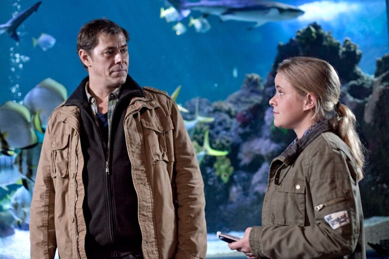 Finn Kiesewetter (Sven Martinek, l.) und Kollegin Sandra Schwartenbeck (Marie-Luise Schramm, r.) ermitteln im Lübecker Aquarium. – Bild: MDR/​Georges Pauly