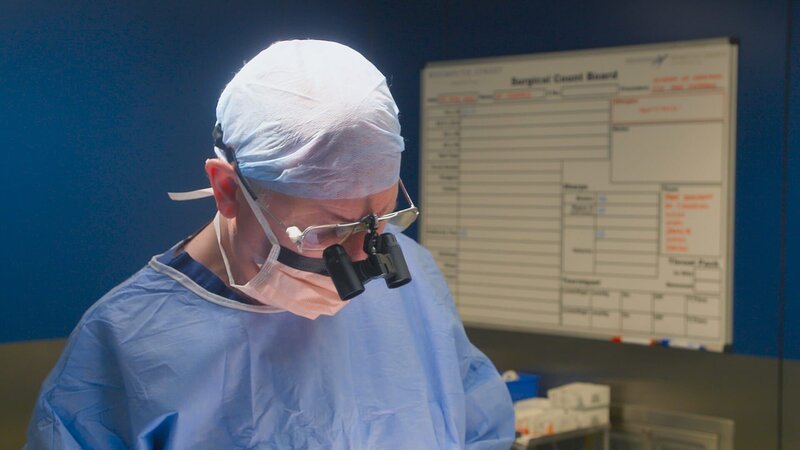 MS of Professor David Dunaway during Vanessa’s surgery – Bild: Quest Red /​ Discover Images