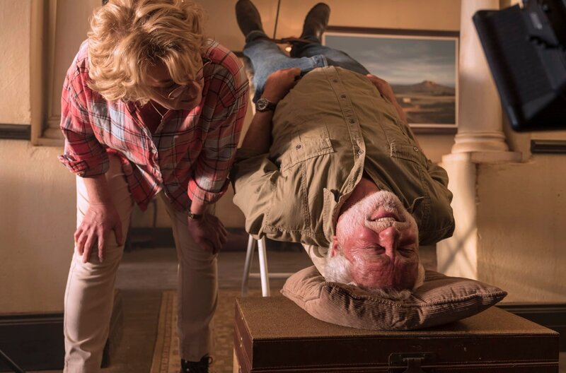 Henriette (Saskia Vester) fährt bei dem Dickschädel Konrad (Filip Peeters) gerne die harte Tour. – Bild: ARD Degeto/​Raquel Fernandes