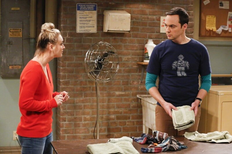 Stellt Penny (Kaley Cuoco, l.) Sheldon (Jim Parsons, r.) wegen seiner Besessenheit, ein perfektes Hochzeitsdatum zu finden, zur Rede? – Bild: Warner Bros. Television Lizenzbild frei