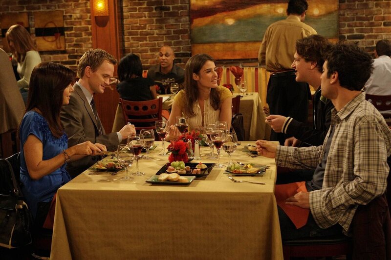 Während Ted (Josh Radnor, r.) den Abend mit Marshall (Jason Segel, 2.v.r.), Barney (Neil Patrick Harris, 2.v.l.), Lily (Alyson Hannigan, l.) und Robin (Cobie Smulders, M.) verbringt, trifft er überraschend auf Stella. Dies nehmen alle zum Anlass, um darüber nachzudenken, wie sie mit der Situation umgehen würden, wenn sie nun jemanden aus ihrer Vergangenheit treffen würden, den sie lieber vergessen hätten … – Bild: 20th Century Fox International Television Lizenzbild frei