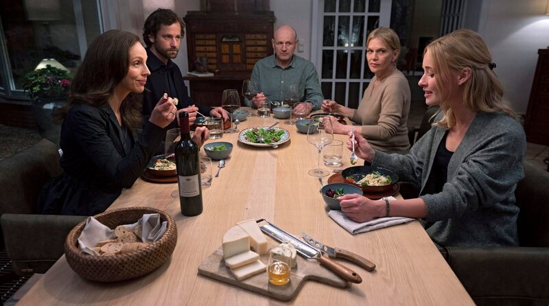 Das wird unangenehm (v. li. n. re.): Jana (Petra Schmidt-Schaller) ist mit Christian (Florian Stetter) bei Mette (Anna Loos), Knud (Oliver Stokowski) und Laura (Valerie Huber) zum Essen. – Bild: ARD Degeto/​Boris Laewen