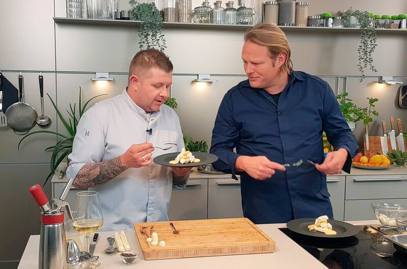 Sternekoch Björn Freitag (r) und Chef-Pâtissier Kay Baumgardt kreieren ein Dessert mit Zitrone in den unterschiedlichsten Formen: Zitronen-mousse, Zitronengel, Baiser, Vanillestreusel und Nussbutter-Espuma zeigen, was Zitrone im Dessert-Bereich alles kann! – Bild: WDR/​Solis TV/​Sascha Kirchner