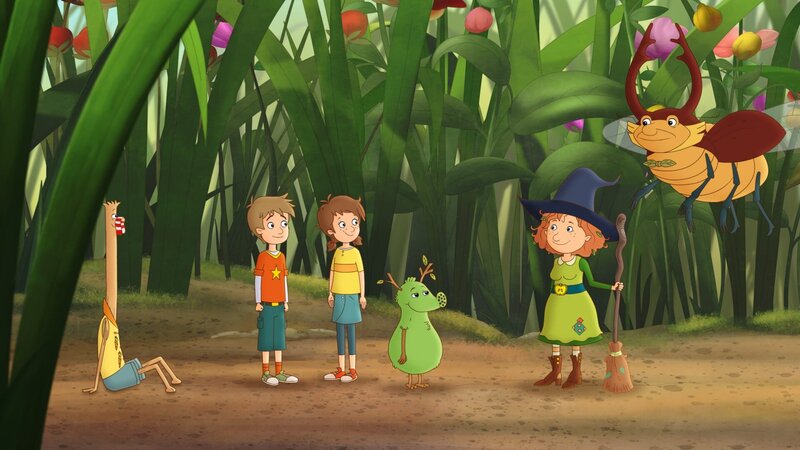 Petronella und ihre Freunde warten auf ein kräftiges „Hatschi“ vom Moosling. – Bild: ZDF/​Akkord Film/​Bastei Lübbe AG