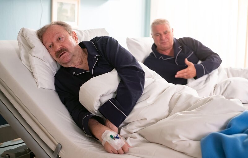 Seit 25 Jahren versucht Hans Dallwitz (Peter Rauch, rechts) mit seinem ehemals besten Freund Berthold Schüller (Gerhard Garbers, links) zu reden, doch der kann ihm einfach nicht verzeihen. Erstens hatte sich Gerhard damals in Hans’ Frau verliebt, doch diese ist bei Hans geblieben. Laut Gerhard hatte sie Angst vor Hans und hat sich nicht getraut, ihn zu verlassen. Und zweitens hat Hans Gerhard bei einer Jagd versehentlich angeschossen. Gerhard unterstellt natürlich Absicht. – Bild: BR/​MDR/​Saxonia Media/​Robert Strehler