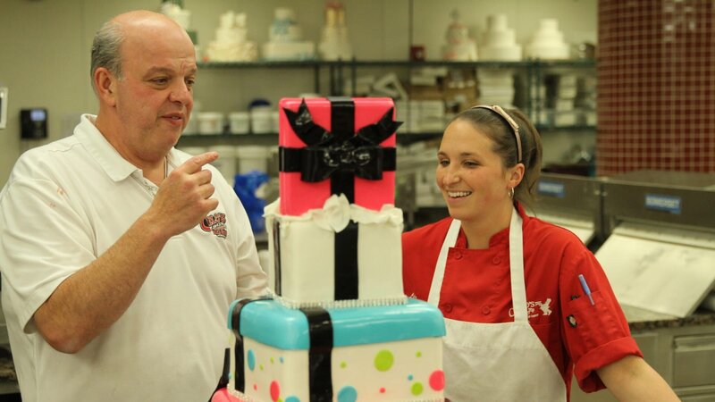 Mauro und Liz bewundern die Verlobungstorte. – Bild: TLC