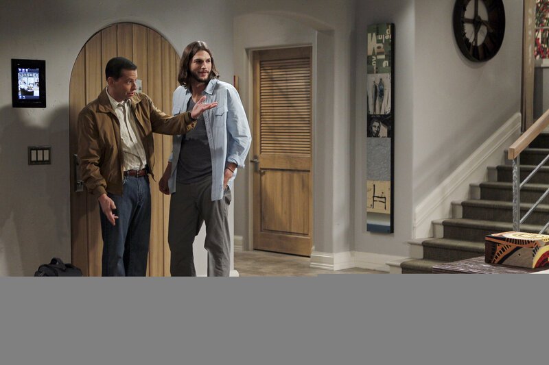 Als Alan (Jon Cryer, l.) aus der Nervenklinik entlassen wird, hat Walden (Ashton Kutcher, r.) eine ganz besondere Überraschung für ihn … – Bild: Warner Brothers Entertainment Inc. Lizenzbild frei