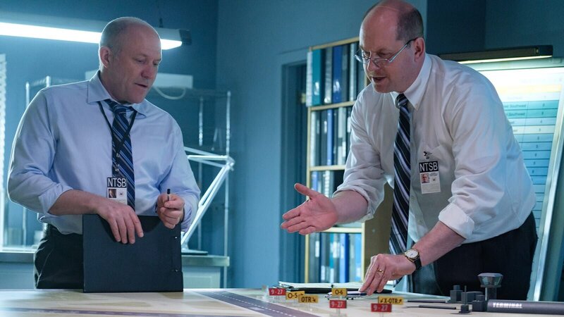 Die Crew einer DC-9-Maschine verliert im Nebel die Orientierung und landet auf einer Startbahn, auf der ihr ein anderes Flugzeug entgegenkommt. Beim Zusammenprall sterben acht Menschen. Die Ermittler rekonstruieren den Unfall. – Bild: Cineflix /​ WeltN24 GmbH