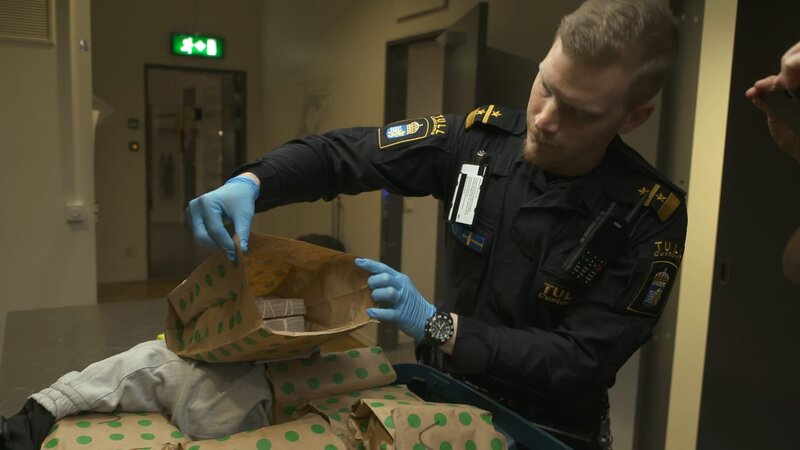 Grenzbeamte kontrollieren das Geld – Bild: discovery+