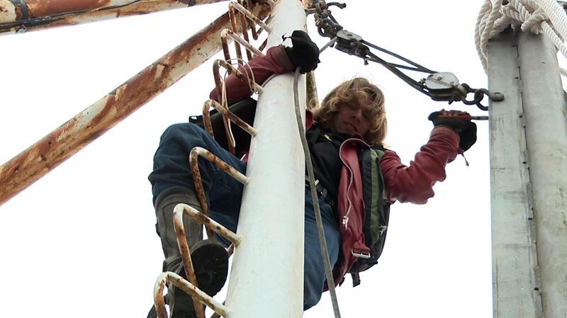 Bear Brown fixing an issue on the mast of the Integrity boat. – Bild: Discovery Communications