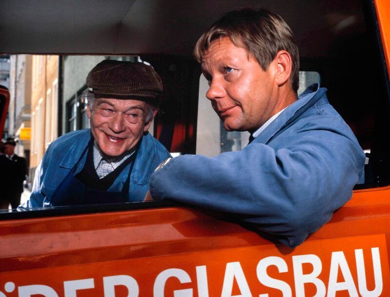 Von links: Herr Schröder (Fritz Strassner) und Erwin Schröder (Frithjof Vierock). – Bild: BR/​Neue Münchner Fernsehproduktion