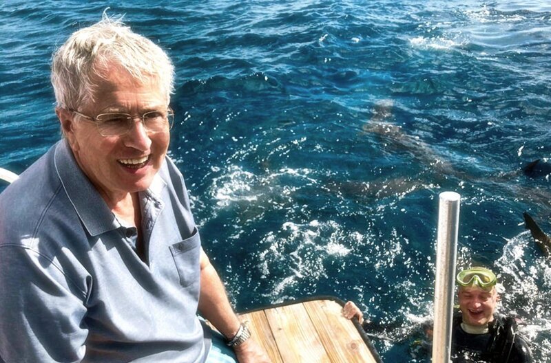 Geht er selbst auch ins Wasser? Frank Elstner beobachtet seinen Freund Matthias Reinschmidt, der inmitten von Riffhaien taucht. – Bild: rbb/​SWR/​DOCMA TV/​Christian Ehrlich