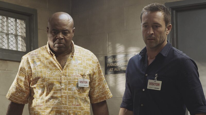 L-R: Lou Grover (Chi McBride) und Steve McGarrett (Alex O’Loughlin) – Bild: 2019 CBS Broadcasting, Inc. All Rights Reserved Lizenzbild frei