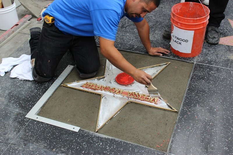 Wie bekommt man eigentlich seinen eigenen Stern auf dem „Walk of Fame“? Der berühmte Hollywood Boulevard in L.A. ist der Geburtsort Amerikas Filmindustrie und birgt neben dem legendären „Walk of Fame“ noch zahlreiche mysteriöse Geheimnisse … – Bild: Indigo Films/​ DCL