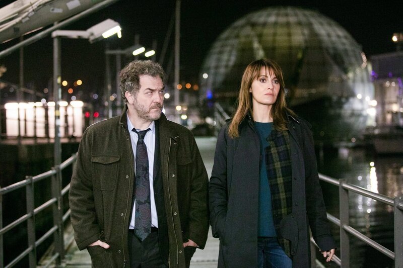Petra (Paola Cortellesi) und Antonio (Andrea Pennacchi) ermitteln im Fall des ermordeten Vincenczo Fregi. – Bild: ORF/​Beta Film/​LUISA CARCAVALE