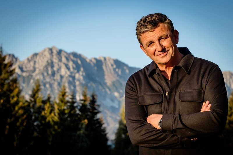 Als Bergdoktor hat er einen Arbeitsplatz in traumhafter Kulisse. – Bild: Nadine Rupp /​ ZDF