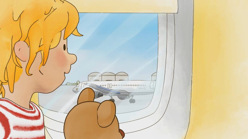 Was da alles am Flughafen passiert, bis man endlich im Flugzeug sitzt, ist für Conni schon sehr aufregend. Zum Glück ist Teddy dabei! – Bild: ZDF und Henning Windelband