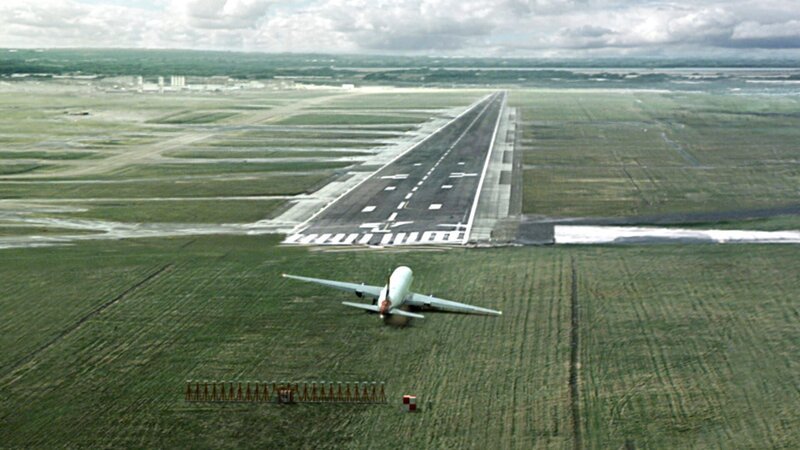 CGI: Plane about to hard land on runway. – Bild: Cineflix