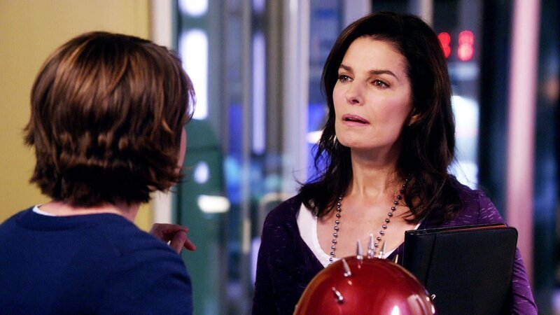 Detective Lindsay Monroe (Anna Belknap, l.) und Jo Danville (Sela Ward) scheinen der Lösung des Falles nahe zu sein: Denn das Opfer wurde nicht während seines Jobs als Justizhelfer ermordet, sondern er war tatsächlich Schiedsrichter bei einem Turnier auf der Computermesse. – Bild: VOX