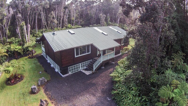 The Volcano Cabin is surrounded by native Hawaiian plants and palm trees, as seen on Log Cabin Living. – Bild: HGTV/​Scripps Networks, LLC.