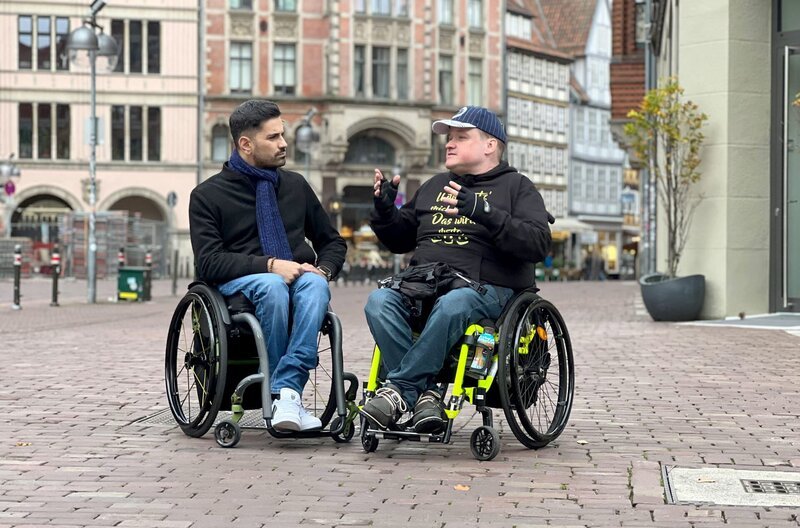 Tan Caglar und Jan Reicherdt (rechts) im Gespräch. – Bild: MDR/​Jonas Juckeland