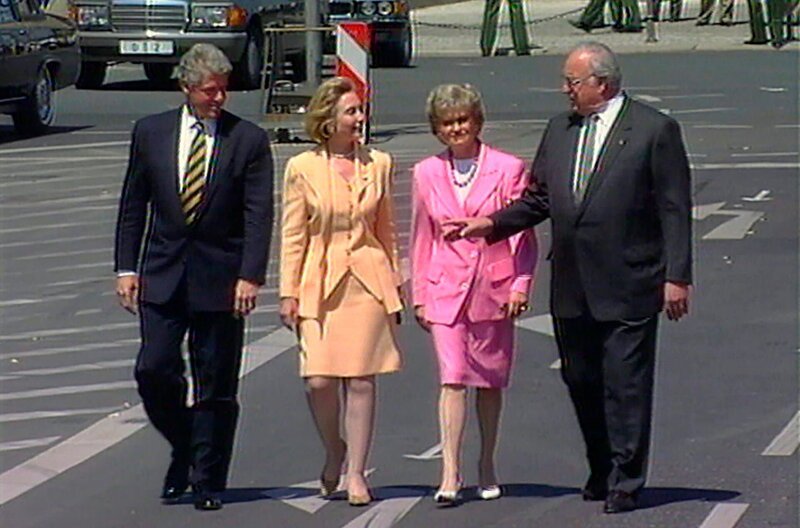Das Jahr 1994 – der Kaufhauserpresser Dagobert wird nach jahrelanger Jagd gefasst, die Alliierten verlassen Berlin, der amerikanische Präsident Bill Clinton kommt in die Stadt und eine Nacktkampagne sorgt im Berliner Wahlkampf für Aufsehen. Eine Berlin-Chronik der Superlative: 40 Folgen, von 1961, dem Jahr des Mauerbaus, bis 1999, als Berlin wieder Hauptstadt eines vereinten Deutschland ist. – Bill Clinton zu Besuch in Berlin am Brandenburger Tor. – Bild: rbb