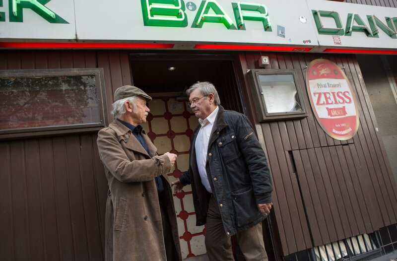 Günter und Edwin ermitteln in der Vergangenheit der Ermordeten, die offenbar mal als Prostituierte gearbeitet hat. – Bild: ARD/​Michael Boehme